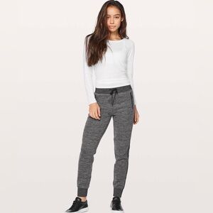 Lululemon Get Going Jogger Pants in Heathered Core Dark Gray. Size 2